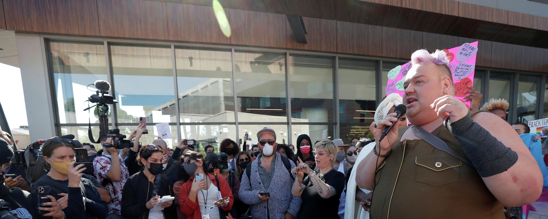 Rally in support of the Netflix transgender employee walkout “Stand Up in Solidarity”, in Los Angeles Rally in support of the Netflix transgender employee walkout “Stand Up in Solidarity”, in Los Angeles - Sputnik International, 1920, 25.10.2021