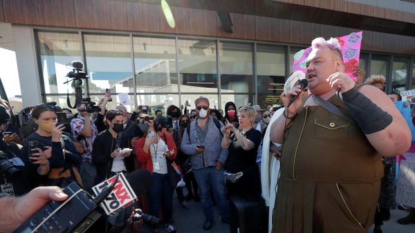 Rally in support of the Netflix transgender employee walkout “Stand Up in Solidarity”, in Los Angeles - Sputnik International