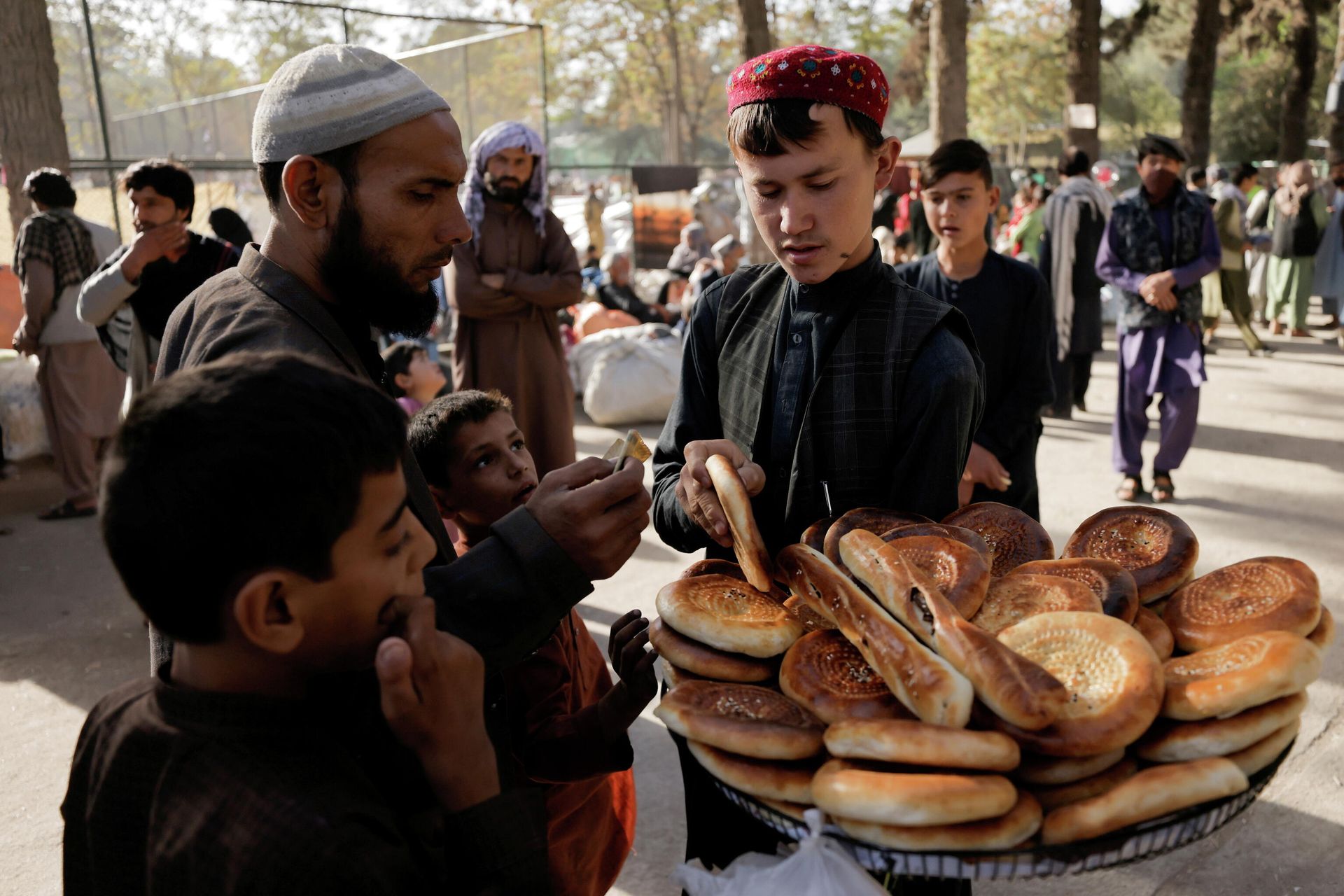 A boy sells bread at a makeshift shelter for displaced Afghan families, who are fleeing the violence in their provinces, at Shahr-e Naw park, in Kabul, Afghanistan October 4, 2021. A boy sells bread at a makeshift shelter for displaced Afghan families, who are fleeing the violence in their provinces, at Shahr-e Naw park, in Kabul, Afghanistan October 4, 2021. - Sputnik International, 1920, 25.10.2021
