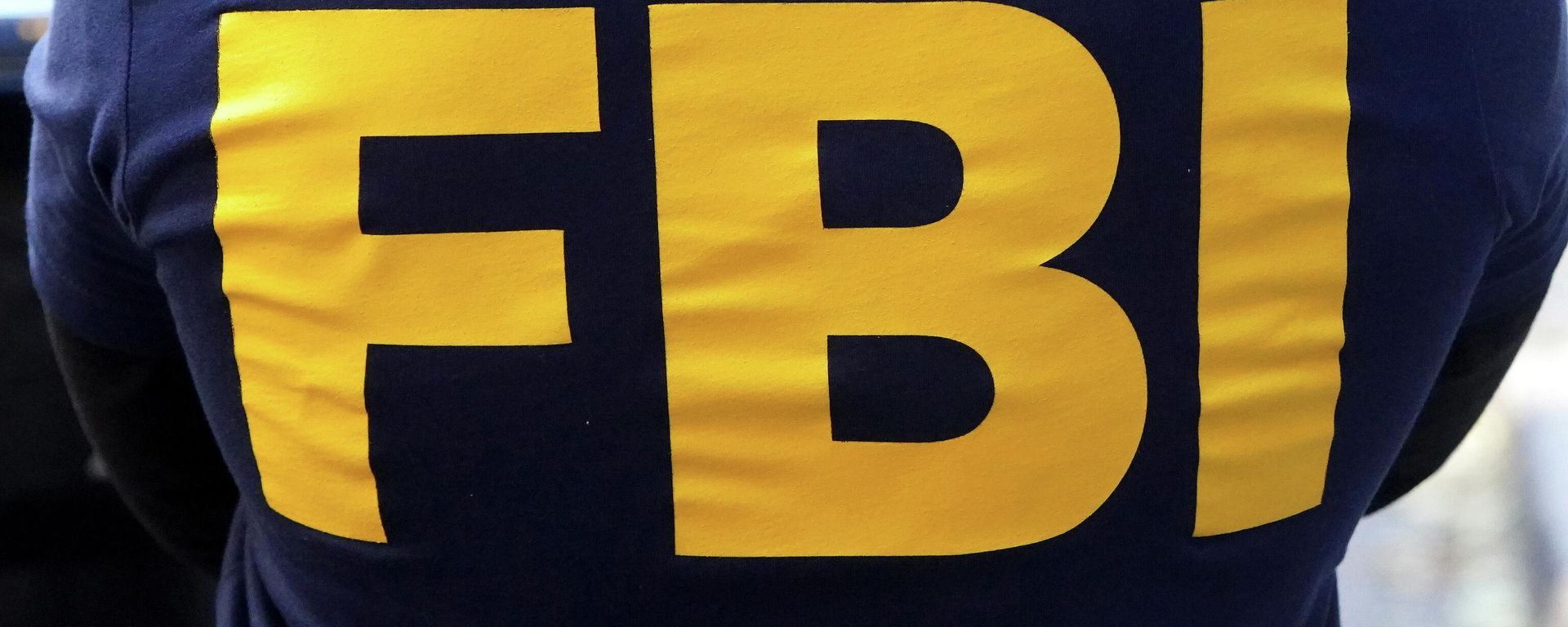 An FBI logo is pictured on an agent's shirt during the U.S. law enforcements raid on Russian oligarch Oleg Deripaska's property in the Manhattan borough of New York City, New York, U.S. October 19, 2021 An FBI logo is pictured on an agent's shirt during the U.S. law enforcements raid on Russian oligarch Oleg Deripaska's property in the Manhattan borough of New York City, New York, U.S. October 19, 2021 - Sputnik International, 1920, 27.10.2021
