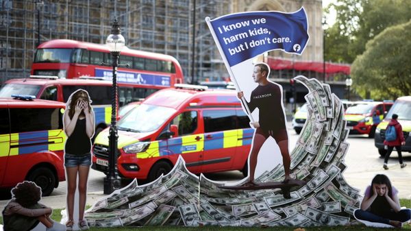 An installation depicting Mark Zuckerberg is displayed outside the parliament in London, Britain October 25, 2021 - Sputnik International