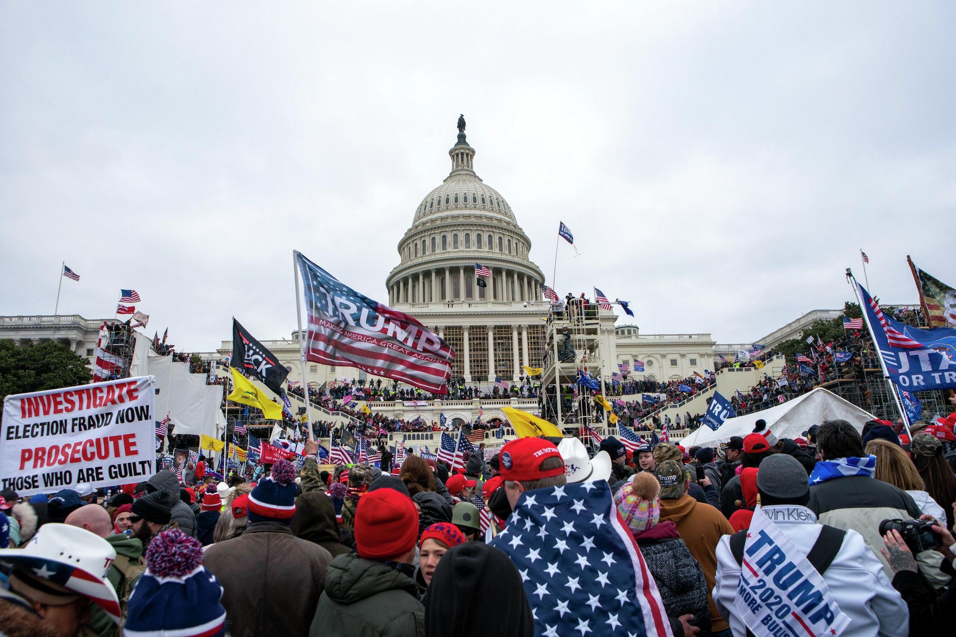 In this Jan. 6, 2021, file photo insurrections loyal to President Donald Trump rally at the U.S. Capitol in Washington. U.S. In this Jan. 6, 2021, file photo insurrections loyal to President Donald Trump rally at the U.S. Capitol in Washington. U.S. - Sputnik International, 1920, 09.06.2022