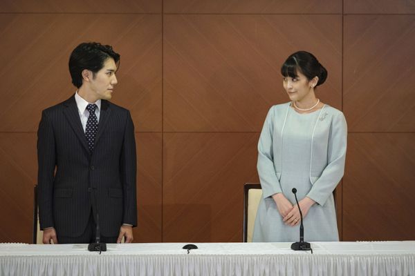 Japan's former Princess Mako, right, the eldest daughter of Crown Prince Akishino and Crown Princess Kiko, and her husband Kei Komuro, look at each other during a press conference to announce their marriage at a hotel in Tokyo, Japan Tuesday, 26 October 2021. - Sputnik International