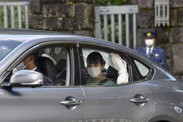 Japan's Princess Mako (C) leaves the Akasaka Estate in Tokyo on 26 October 2021, to attend a press conference with her husband Kei Komuro. - Sputnik International