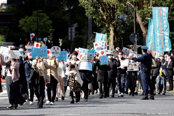 Protesters hold banners during a march against the marriage between Japan's Princess Mako and her fiancé Kei Komuro in Tokyo, Japan, 26 October 2021. - Sputnik International