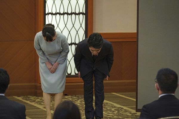 Japan's former Princess Mako,  the eldest daughter of Crown Prince Akishino and Crown Princess Kiko, and her husband Kei Komuro, bow to the audience before a press conference to announce their marriage, at a hotel in Tokyo, Japan, Tuesday, 26 October 2021. Former Princess Mako married the commoner and lost her royal status Tuesday in a union that has split public opinion after a three-year delay caused by a financial dispute involving her new mother-in-law. - Sputnik International