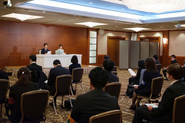 Japan's former princess Mako, the eldest daughter of Prince Akishino and Princess Kiko, and her husband Kei Komuro, who she originally met while at university, attend a press conference to announce their marriage registration, at the Grand Arc Hotel in Tokyo on 26 October 2021. - Sputnik International