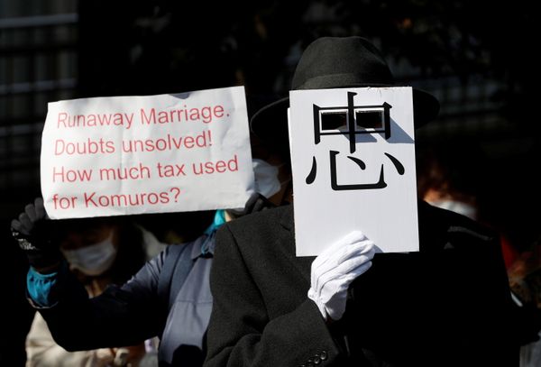 Protesters hold banners during a march against the marriage between Japan's Princess Mako and her fiance Kei Komuro in Tokyo, Japan, on 26 October 2021. The Japanese character reads, "loyalty". - Sputnik International
