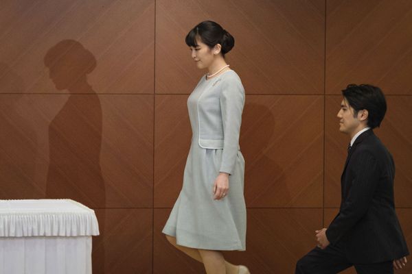 Japan's former Princess Mako, left, the eldest daughter of Crown Prince Akishino and Crown Princess Kiko, and her husband Kei Komuro, arrive for a press conference to announce their marriage, at a hotel in Tokyo, Japan, Tuesday, 26 October 2021.  - Sputnik International