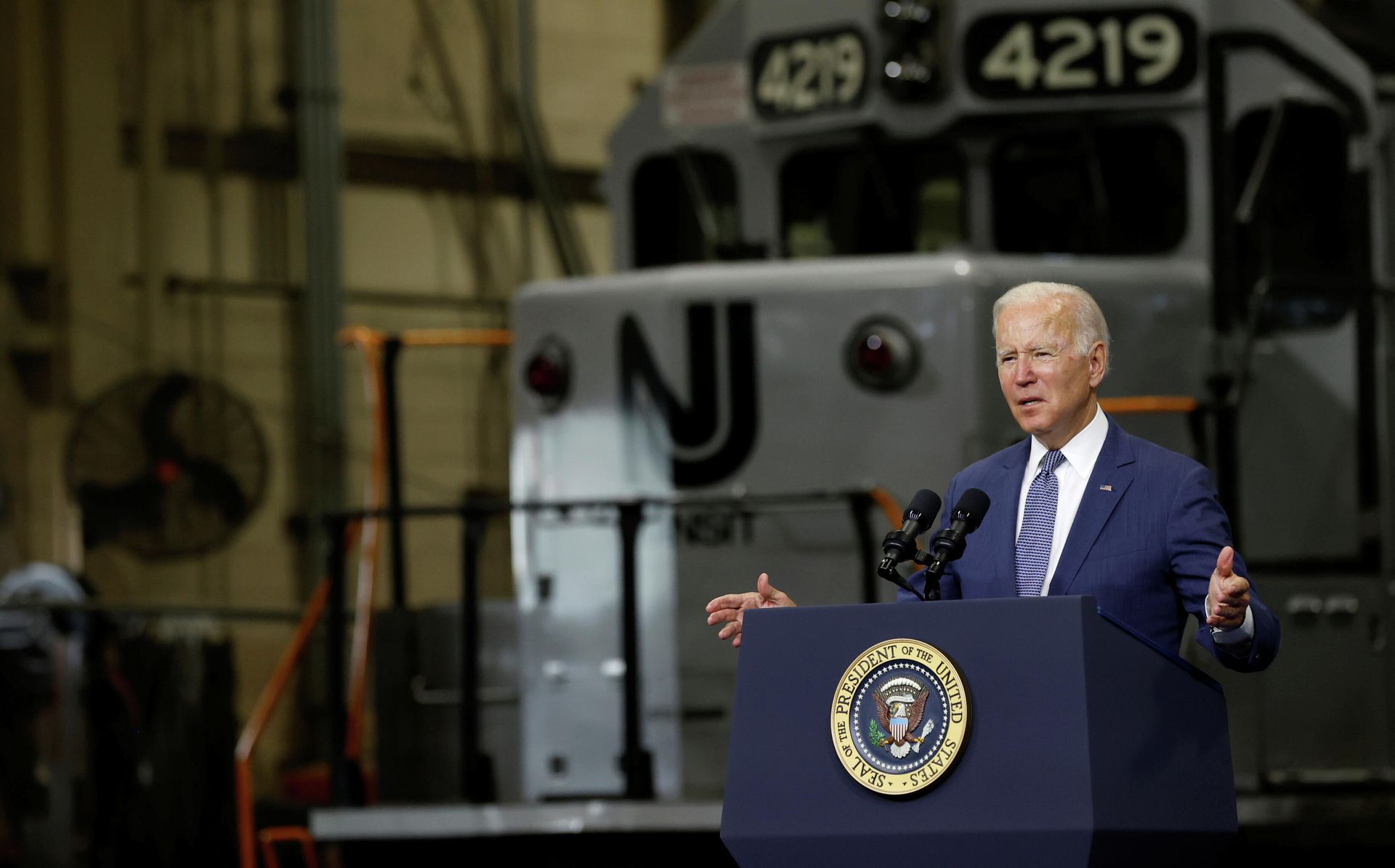U.S. President Joe Biden delivers remarks on his Build Back Better infrastructure agenda at the NJ TRANSIT Meadowlands Maintenance Complex in Kearny, New Jersey, U.S., October 25, 2021 U.S. President Joe Biden delivers remarks on his Build Back Better infrastructure agenda at the NJ TRANSIT Meadowlands Maintenance Complex in Kearny, New Jersey, U.S., October 25, 2021 - Sputnik International, 1920, 29.10.2021