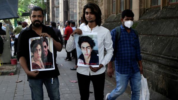 Fans of Bollywood actor Shah Rukh Khan stand displaying posters calling for the release of Shah Rukh Khan's son Aryan Khan outside Bombay High court in Mumbai, India, Tuesday, Oct. 26, 2021 - Sputnik International
