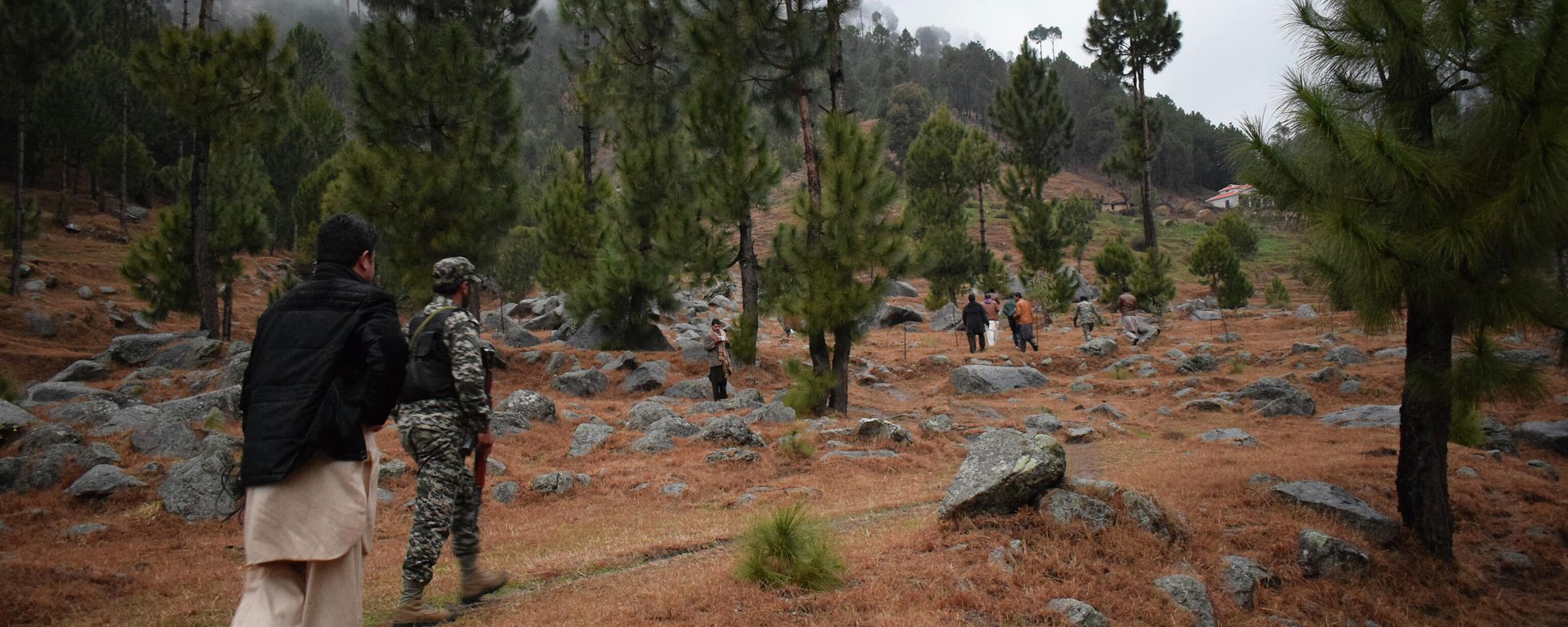 Pakistani reporters and troops visit the site of an Indian airstrike in Jaba, near Balakot, Pakistan, Tuesday, Feb. 26, 2019. Pakistan said India launched an airstrike on its territory early Tuesday that caused no casualties, while India said it targeted a terrorist training camp in a pre-emptive strike that killed a very large number of militants. - Sputnik International, 1920, 26.10.2021