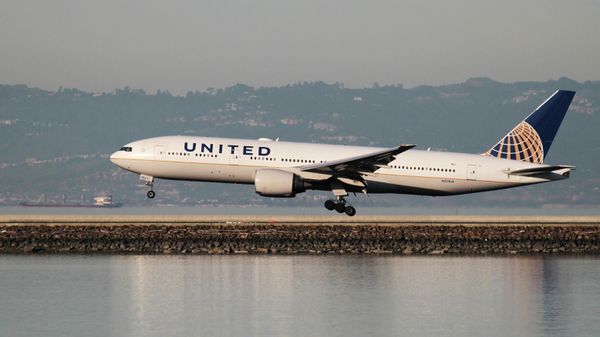 A United Airlines Boeing 777-200 lands at San Francisco International Airport, San Francisco, California, February 13, 2015 - Sputnik International