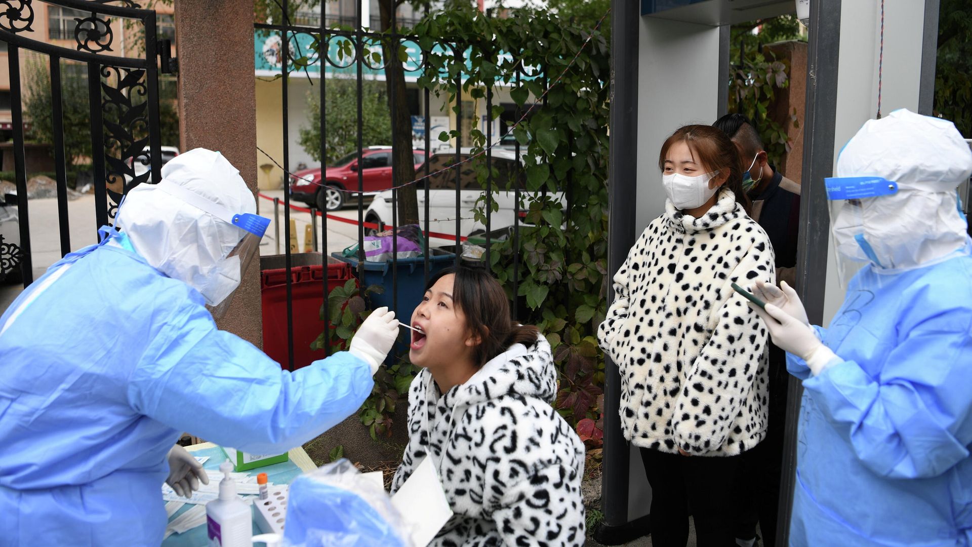 A medical worker in protective suit collects a swab from a resident at a free nucleic acid testing site following new cases of the coronavirus disease (COVID-19), in Lanzhou's Chengguan district, Gansu province, China October 20, 2021. A medical worker in protective suit collects a swab from a resident at a free nucleic acid testing site following new cases of the coronavirus disease (COVID-19), in Lanzhou's Chengguan district, Gansu province, China October 20, 2021. - Sputnik International, 1920, 26.10.2021