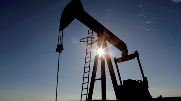 The sun is seen behind a crude oil pump jack in the Permian Basin in Loving County, Texas, U.S., November 22, 2019 - Sputnik International