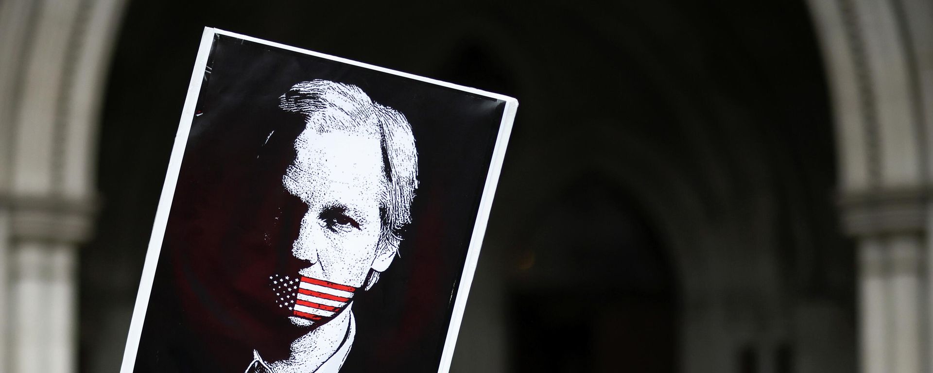 A supporter of Wikileaks founder Julian Assange protests outside the Royal Courts of Justice in London, Britain, October 27, 2021. REUTERS/Henry Nicholls A supporter of Wikileaks founder Julian Assange protests outside the Royal Courts of Justice in London, Britain, October 27, 2021. REUTERS/Henry Nicholls - Sputnik International, 1920, 27.10.2021