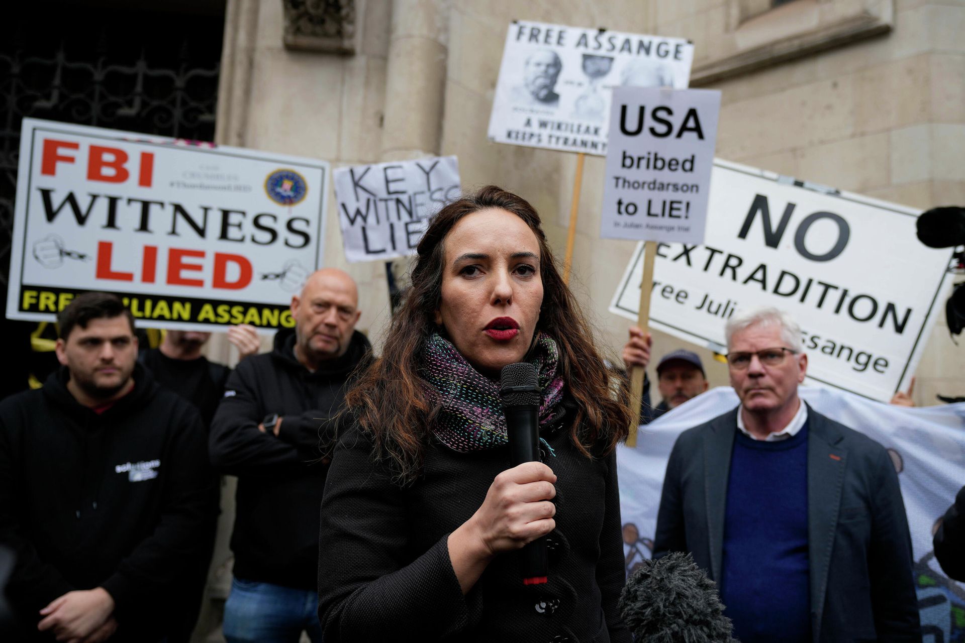 CAPTION CORRECTION SURNAME Julian Assange's partner, Stella Moris, addresses protestors outside the High Court in London, Wednesday, Oct. 27, 2021 - Sputnik International, 1920, 12.11.2021