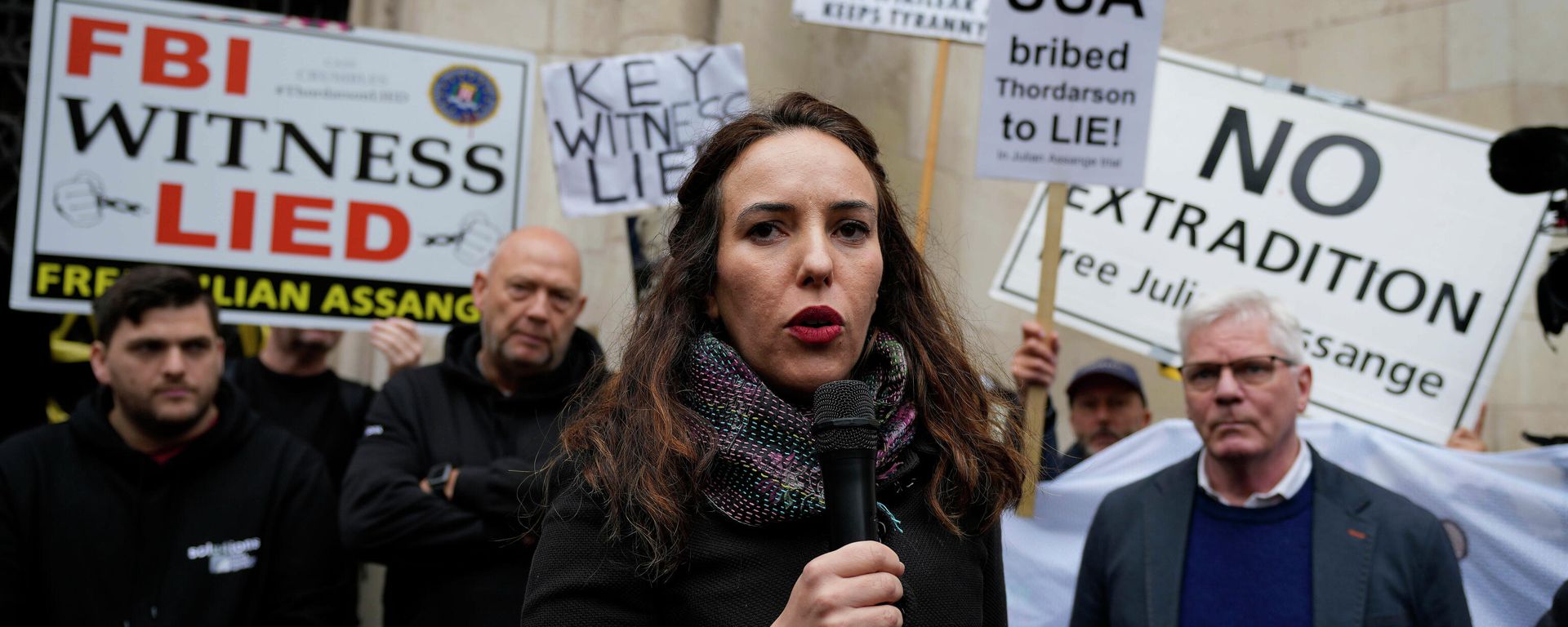 CAPTION CORRECTION SURNAME Julian Assange's partner, Stella Moris, addresses protestors outside the High Court in London, Wednesday, Oct. 27, 2021 - Sputnik International, 1920, 17.05.2022