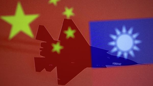  Chinese and Taiwanese national flags are displayed alongside a military airplane in this illustration taken April 9, 2021 - Sputnik International