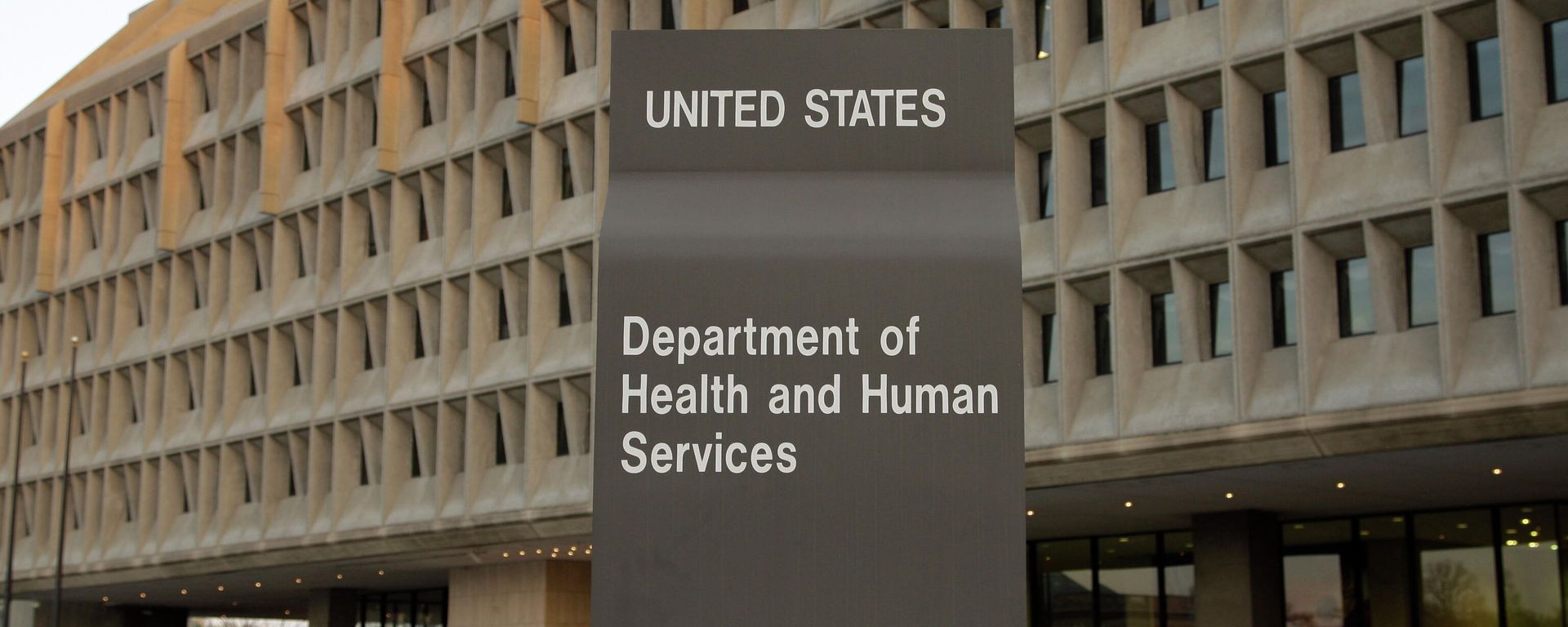 The Department of Health and Human Services building is seen in the evening in Washington Sunday, April 5, 2009. - Sputnik International, 1920, 04.08.2022