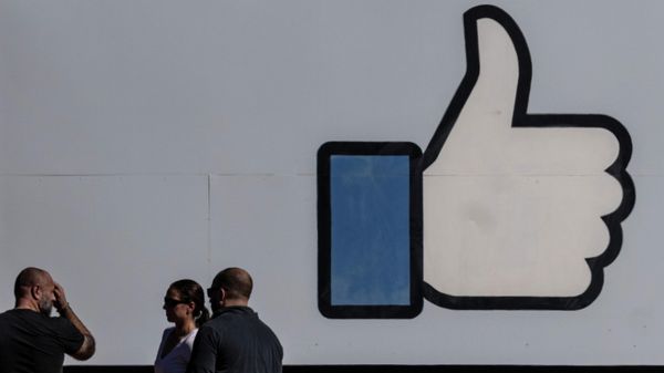 People stand in front of the entrance sign to Facebook headquarters in Menlo Park, California, U.S. October 27, 2021. - Sputnik International
