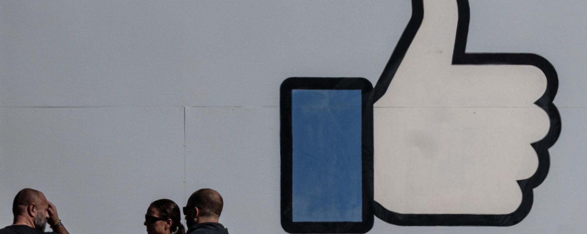 People stand in front of the entrance sign to Facebook headquarters in Menlo Park, California, U.S. October 27, 2021. People stand in front of the entrance sign to Facebook headquarters in Menlo Park, California, U.S. October 27, 2021. - Sputnik International, 1920, 09.11.2021