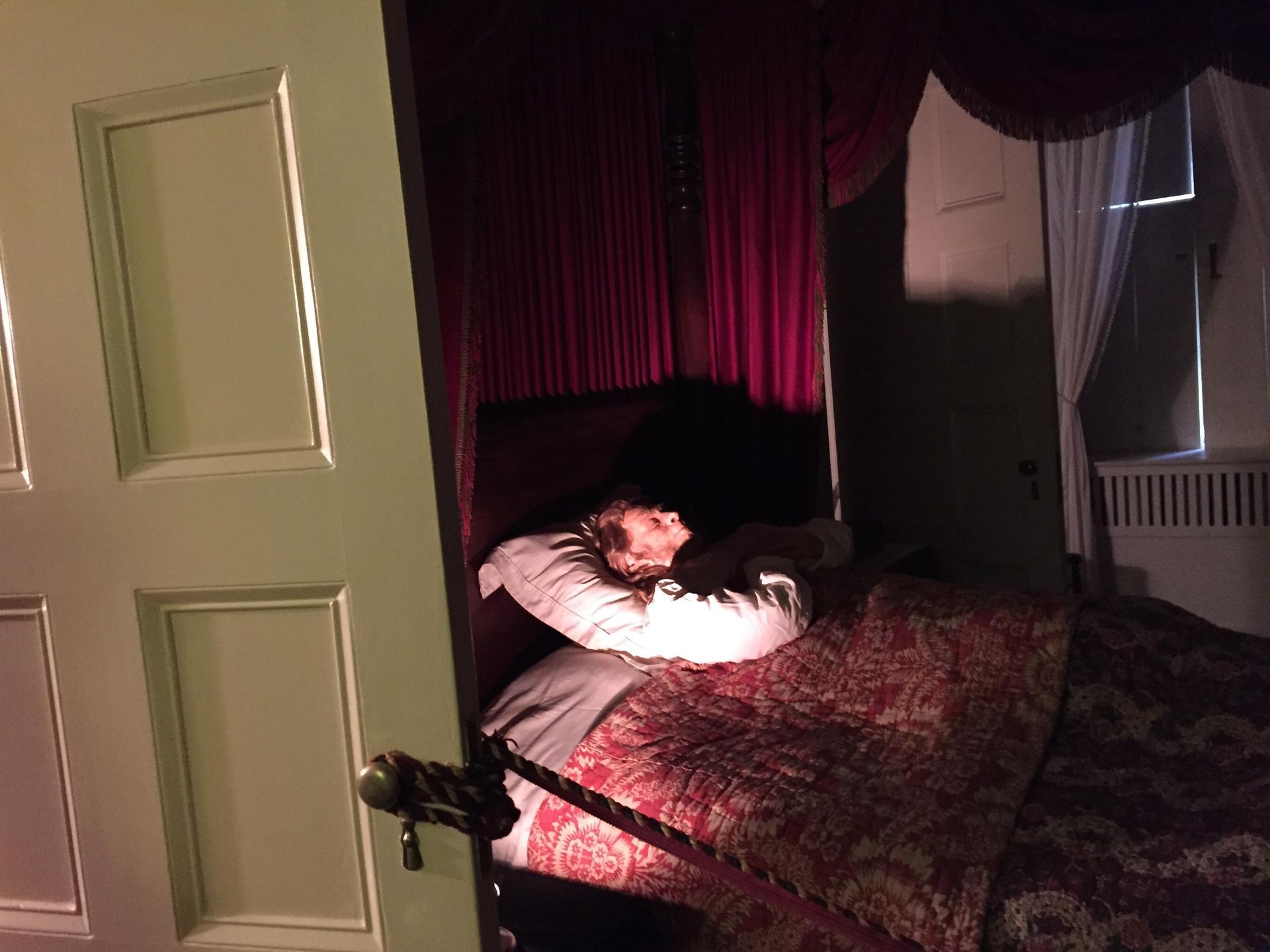 This Oct. 5, 2017 photo shows a figure depicting Seabury Tredwell on his deathbed at the Merchant's House Museum in New York. - Sputnik International, 1920, 28.10.2021