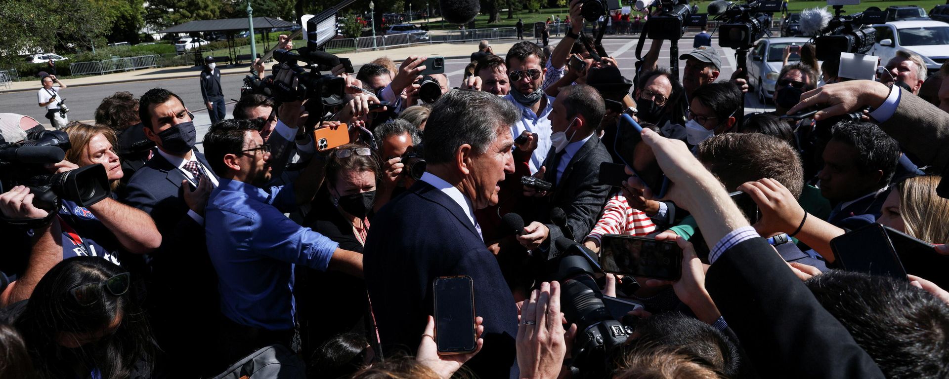 U.S. Senator Joe Manchin (D-WV) makes his way through a crowd of Capitol Hill reporters outside the U.S. Capitol in Washington, U.S., September 30, 2021 - Sputnik International, 1920, 28.10.2021