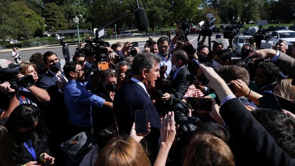 U.S. Senator Joe Manchin (D-WV) makes his way through a crowd of Capitol Hill reporters outside the U.S. Capitol in Washington, U.S., September 30, 2021 - Sputnik International