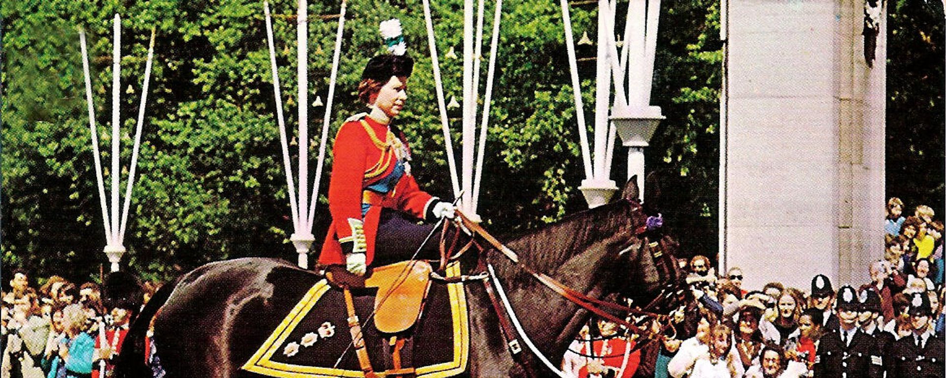 HM Queen riding her famous horse Burmese, given to her by the Royal Canadian Mounted Police in 1969 HM Queen riding her famous horse Burmese, given to her by the Royal Canadian Mounted Police in 1969 - Sputnik International, 1920, 28.10.2021