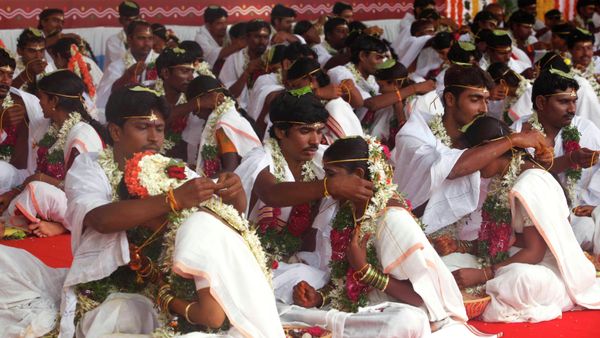 Indian grooms tie mangalsutra around the necks of their brides during a mass marriage in Hyderabad, India, Saturday, Aug. 14, 2010 - Sputnik International