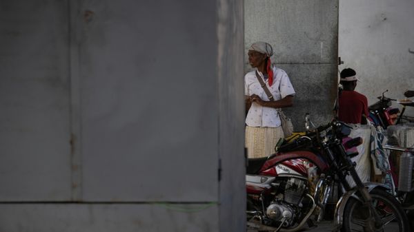 Locals await for gasoline next to covered fuel pumps at a gas station during fuel shortages in Port-au-Prince, Haiti October 24, 2021. - Sputnik International