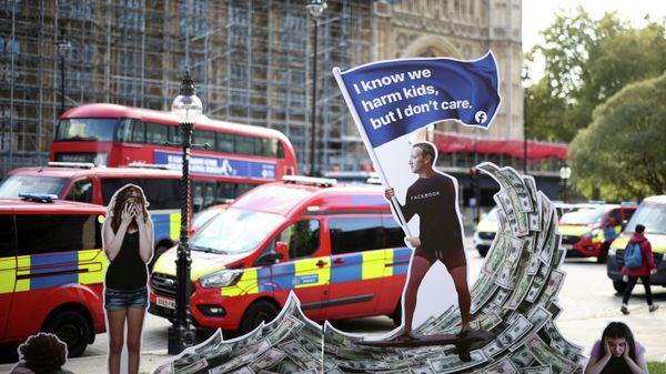 An installation depicting Mark Zuckerberg is displayed outside the parliament in London, Britain October 25, 2021. - Sputnik International