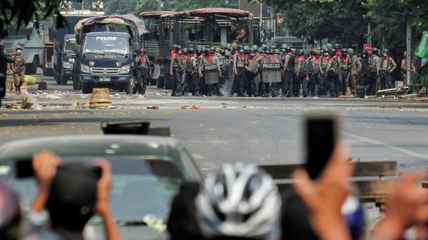 Police stand on a road during an anti-coup protest in Mandalay, Myanmar, March 3, 2021. - Sputnik International
