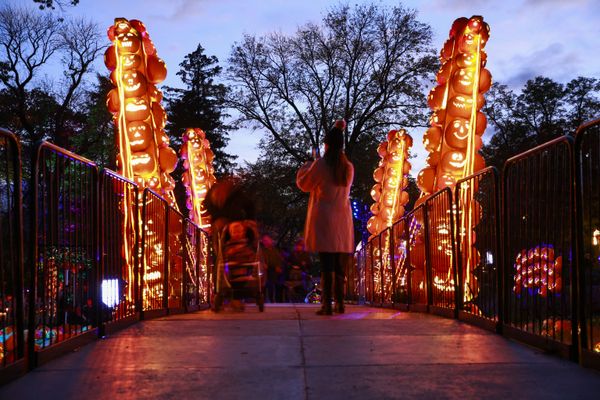 Landmarks made of carved pumpkins are displayed during "The Great Jack O’Lantern Blaze" at Van Cortlandt Manor on 27 October 2021 in Croton-on-Hudson, New York, ahead of Halloween. - Sputnik International