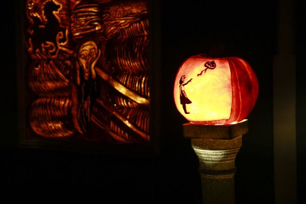 An illuminated carved pumpkin inspired by Banksy's Balloon Girl is on display during "The Great Jack O’Lantern Blaze" at Van Cortlandt Manor on 27 October 2021 in Croton-on-Hudson, New York, ahead of Halloween. - Sputnik International