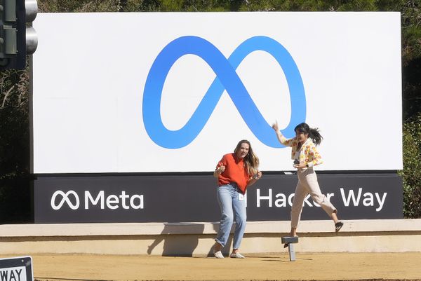 Facebook employees take a photo with the company's new name and logo outside its headquarters in Menlo Park, San Mateo county in California on 28 October 2021 after the company announced that it is changing its name to Meta Platforms Inc. - Sputnik International