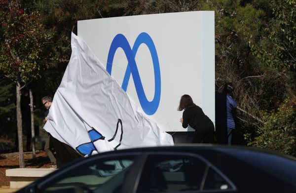 Facebook employees unveil a new logo and the name 'Meta' on the sign in front of Facebook headquarters on 28 October 2021 in Menlo Park, San Mateo county in the state of California. - Sputnik International