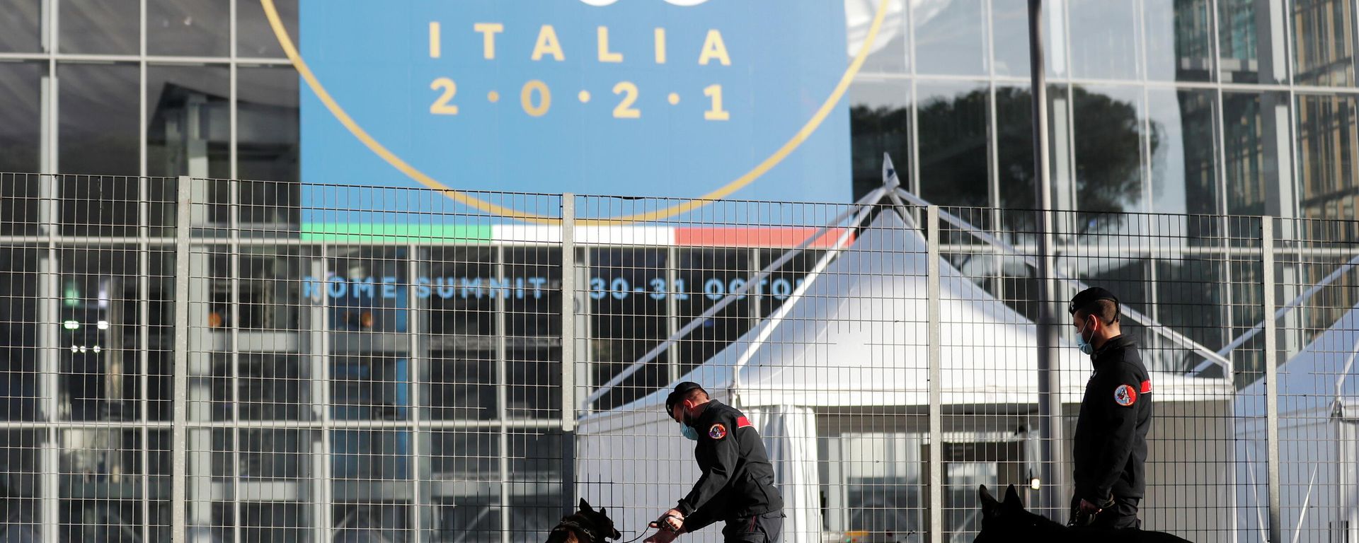 Carabinieri police officers inspect the area with explosive detection dogs outside the convention centre La Nuvola (the cloud) ahead of the G20 summit in Rome - Sputnik International, 1920, 29.10.2021