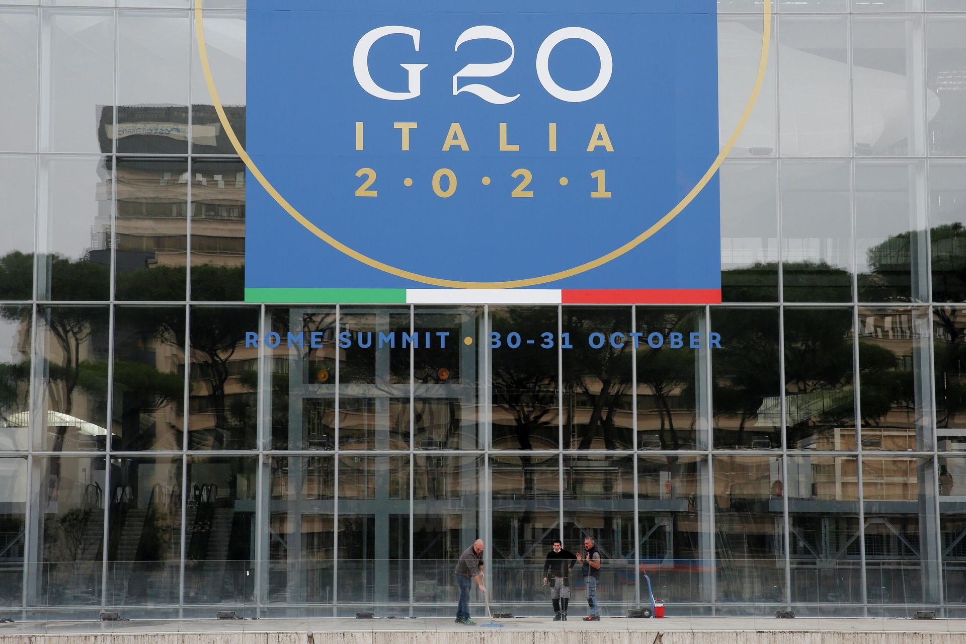 Workers clean in front of the Rome Convention Centre 'La Nuvola', in the city's EUR district, that will host the G20 summit with heads of state from major nations for a two-day meeting from October 30-31, in Rome, Italy, October 22, 2021. Workers clean in front of the Rome Convention Centre 'La Nuvola', in the city's EUR district, that will host the G20 summit with heads of state from major nations for a two-day meeting from October 30-31, in Rome, Italy, October 22, 2021. - Sputnik International, 1920, 30.10.2021