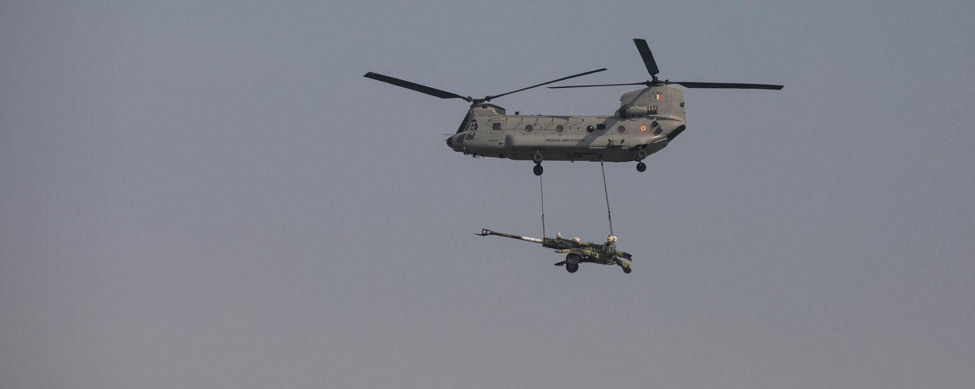 Indian Air Force Chinook helicopters carrying carry Artillery guns fly past during Air Force Day parade at Hindon Air Force Station on the outskirts of New Delhi, India, Friday, Oct. 8, 2021 Indian Air Force Chinook helicopters carrying carry Artillery guns fly past during Air Force Day parade at Hindon Air Force Station on the outskirts of New Delhi, India, Friday, Oct. 8, 2021 - Sputnik International, 1920, 29.10.2021