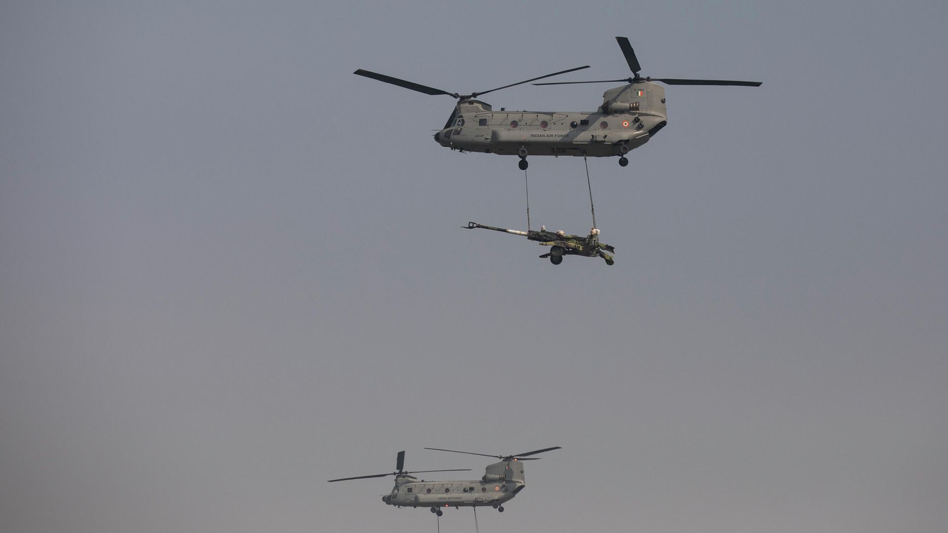 Indian Air Force Chinook helicopters carrying carry Artillery guns fly past during Air Force Day parade at Hindon Air Force Station on the outskirts of New Delhi, India, Friday, Oct. 8, 2021 Indian Air Force Chinook helicopters carrying carry Artillery guns fly past during Air Force Day parade at Hindon Air Force Station on the outskirts of New Delhi, India, Friday, Oct. 8, 2021 - Sputnik International, 1920, 29.10.2021