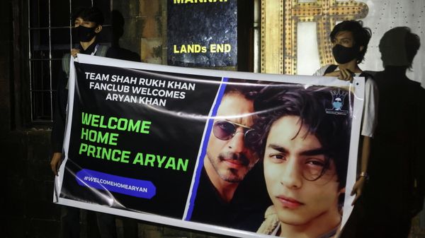 Fans of Bollywood superstar Shah Rukh Khan hold a poster outside his house, Mannat, after his eldest son Aryan Khan was granted bail by the Bombay High Court more than three weeks after he was arrested in a drugs case, in Mumbai, India, October 28, 2021 Fans of Bollywood superstar Shah Rukh Khan hold a poster outside his house, Mannat, after his eldest son Aryan Khan was granted bail by the Bombay High Court more than three weeks after he was arrested in a drugs case, in Mumbai, India, October 28, 2021 - Sputnik International