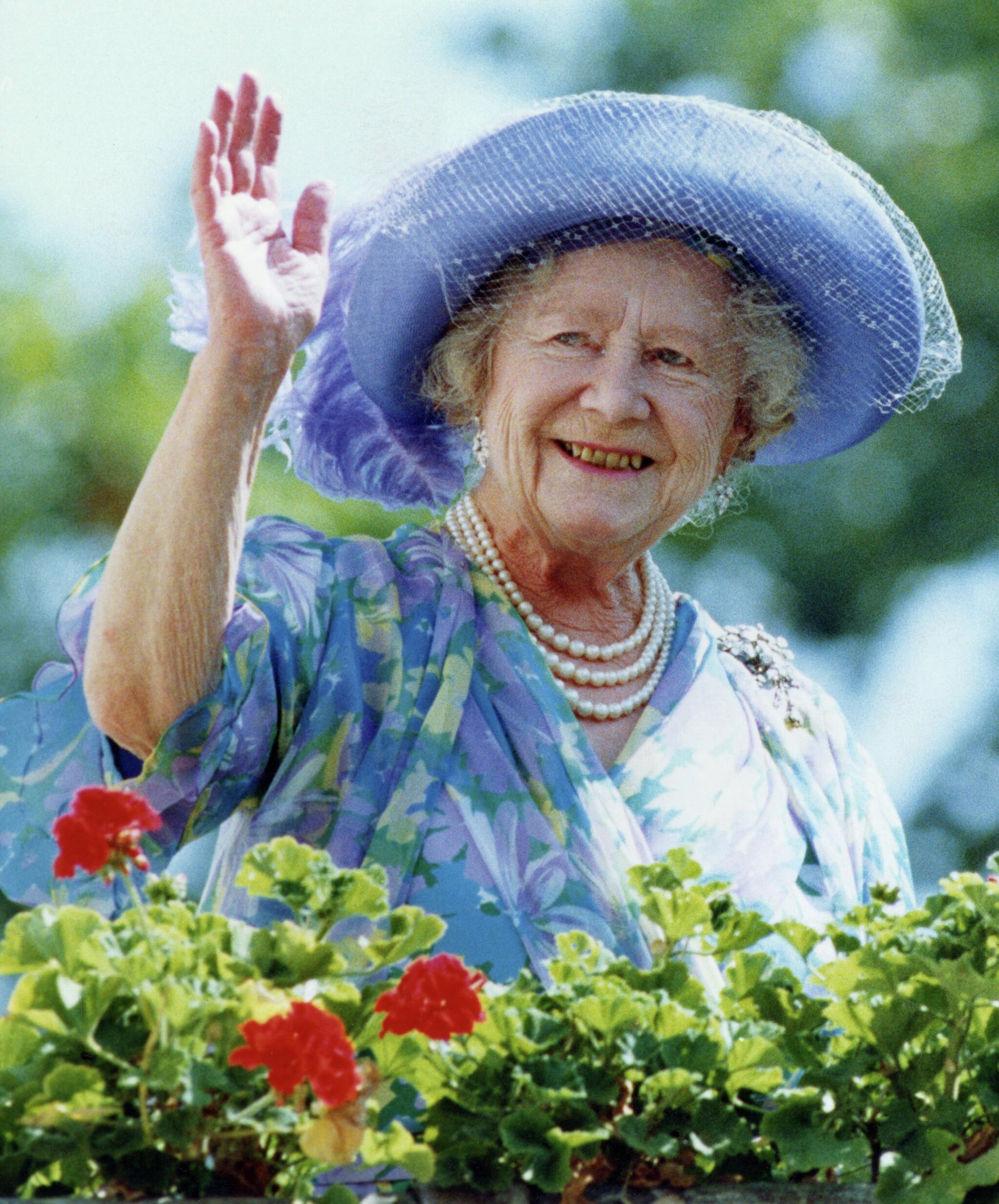 Britain's Queen Elizabeth the Queen Mother, waves to well-wishers from the balcony of Clarence House, in London, on Aug. 4, 1989, during celebrations marking her 89th birthday. - Sputnik International, 1920, 29.10.2021
