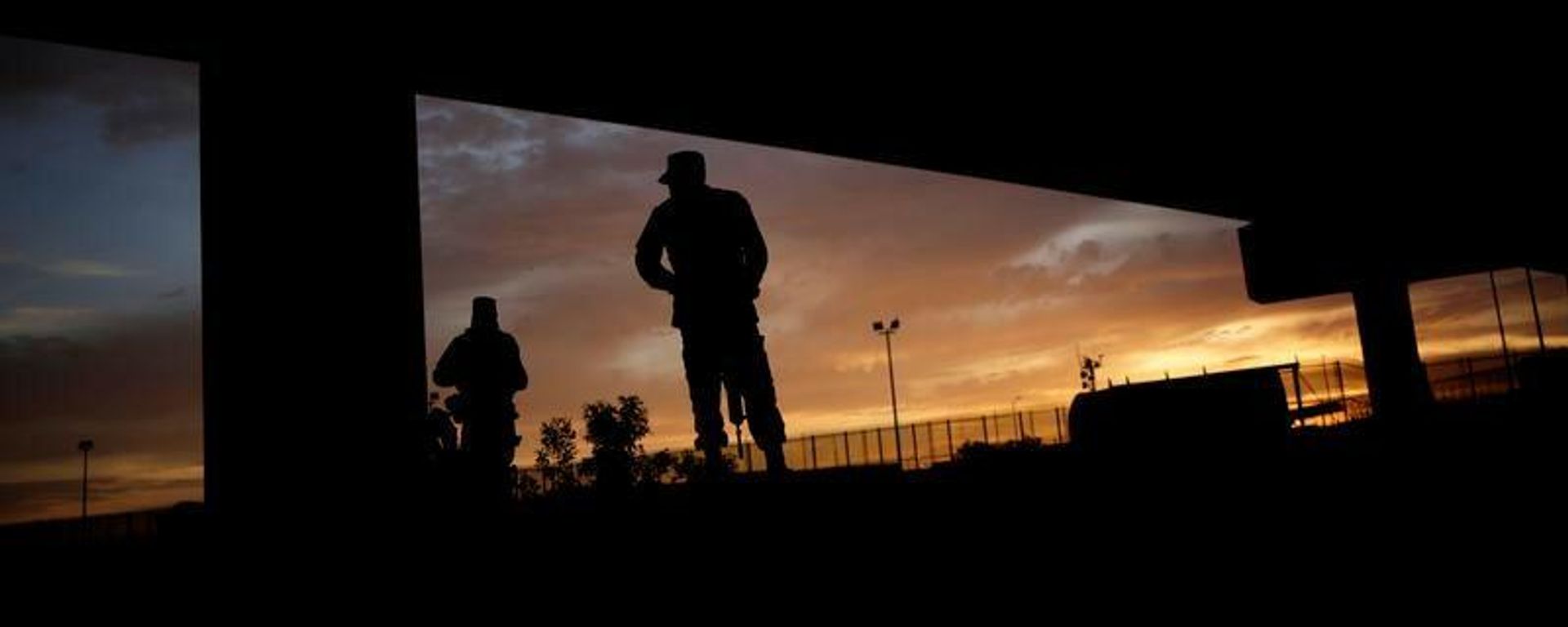 Members of the Mexican National Guard stand near the border fence between Mexico and the U.S. in Ciudad Juarez, Mexico July 6, 2019. REUTERS Members of the Mexican National Guard stand near the border fence between Mexico and the U.S. in Ciudad Juarez, Mexico July 6, 2019. REUTERS - Sputnik International, 1920, 03.11.2021