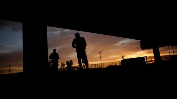 Members of the Mexican National Guard stand near the border fence between Mexico and the U.S. in Ciudad Juarez, Mexico July 6, 2019. REUTERS - Sputnik International
