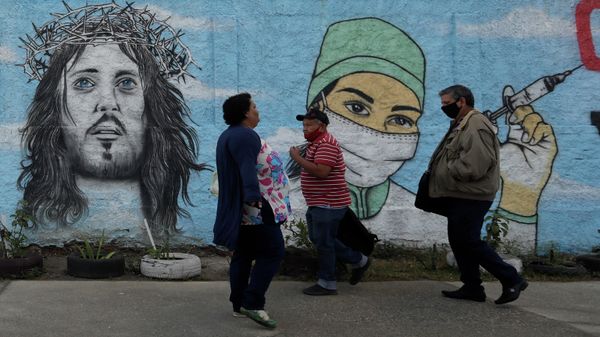 People arrive at a vaccination center on the first day of a three-day COVID-19 vaccination campaign for people over age 35 in the Complexo da Maré favela of Rio de Janeiro, Brazil, Brazil, Thursday, July 29, 2021. - Sputnik International