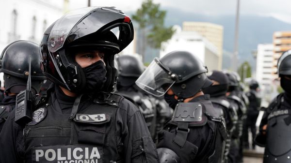 A Police officer stands guard during Ecuadorean unions members' march against labor reforms proposed by president Guillermo Lasso in Quito, Ecuador October 20, 2021. - Sputnik International