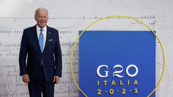 U.S. President Joe Biden poses for a picture as he arrives for the G20 leaders' summit in Rome, Italy October 30, 2021.  - Sputnik International