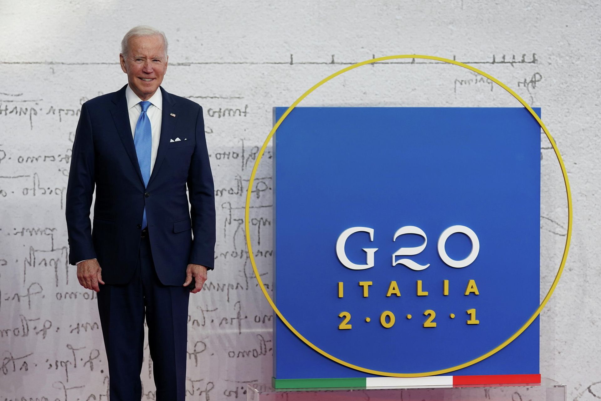 U.S. President Joe Biden poses for a picture as he arrives for the G20 leaders' summit in Rome, Italy October 30, 2021.  - Sputnik International, 1920, 31.10.2021